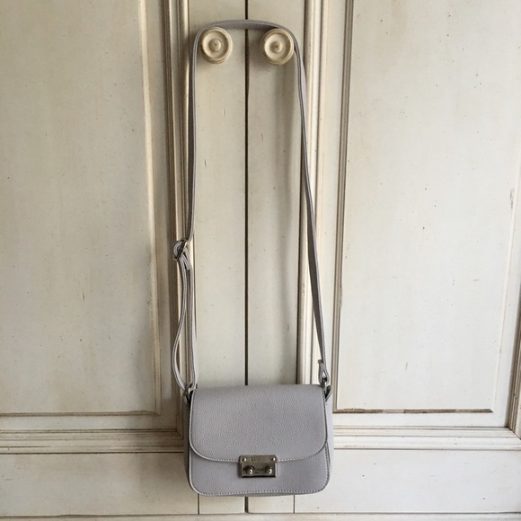 🩶 Lovely gently used grey & silver pebbled leather adjustable crossbody purse - Picture 7 of 16